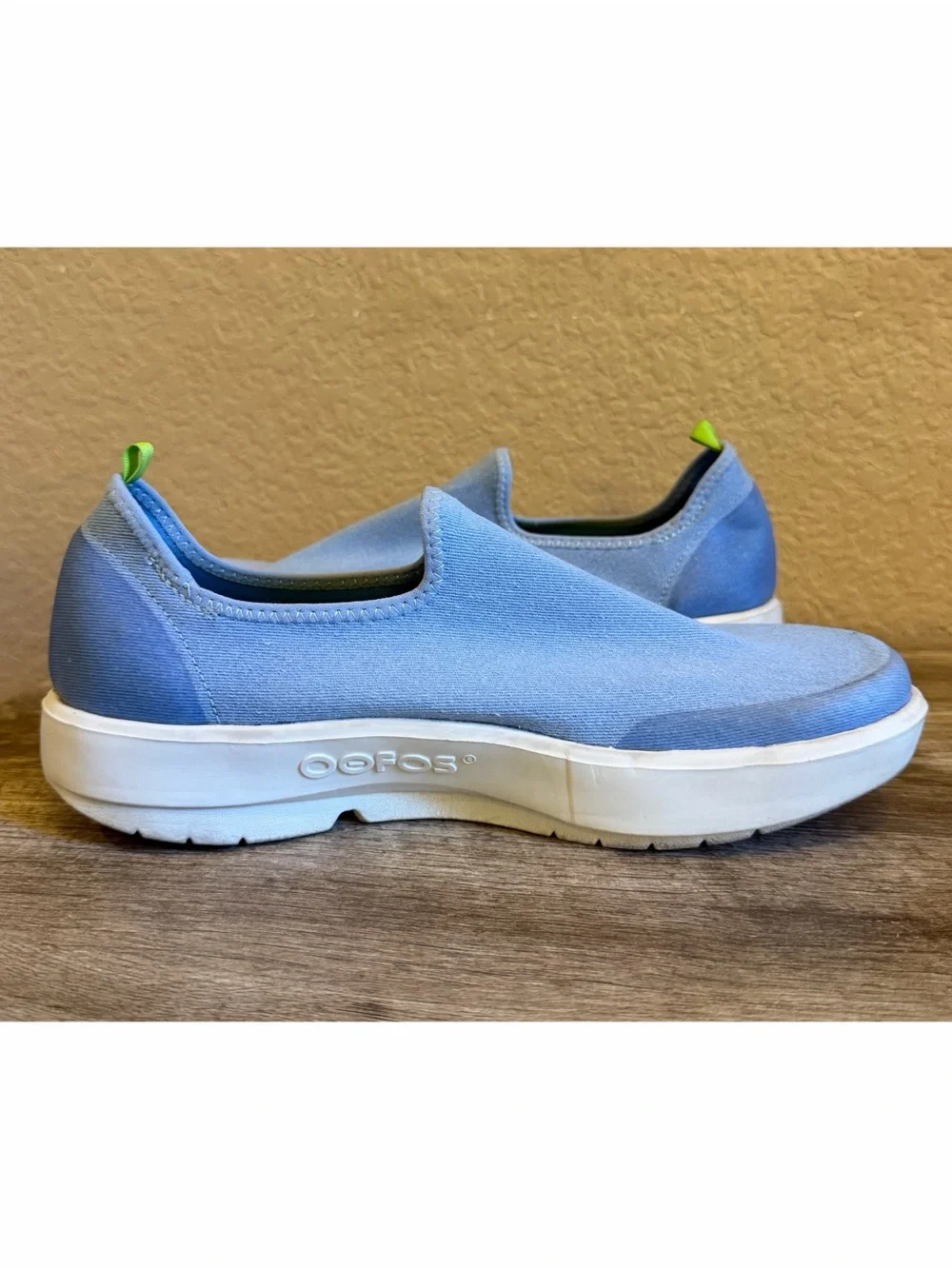 Oofos Oomg eeZe Low Sport Recovery Shoes Denim Light Blue Womens Size 9